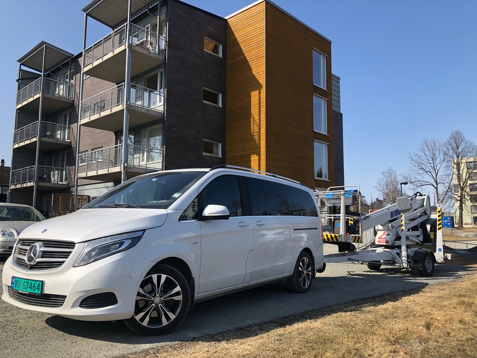 Mercedes V-klasse med tilhengerlift foran borettslag i Trondheim