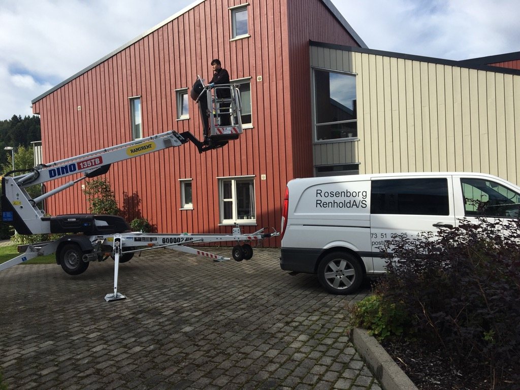Utvendig vindusvask av borettslag med lift i Trondheim